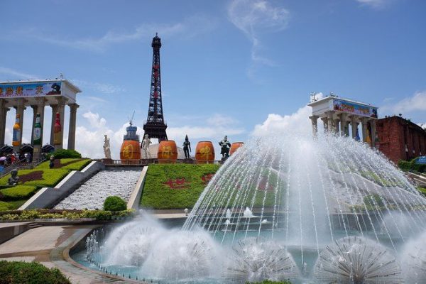 Thời tiết ấm áp quanh năm, độ ẩm cao và ít khi có mùa đông lạnh