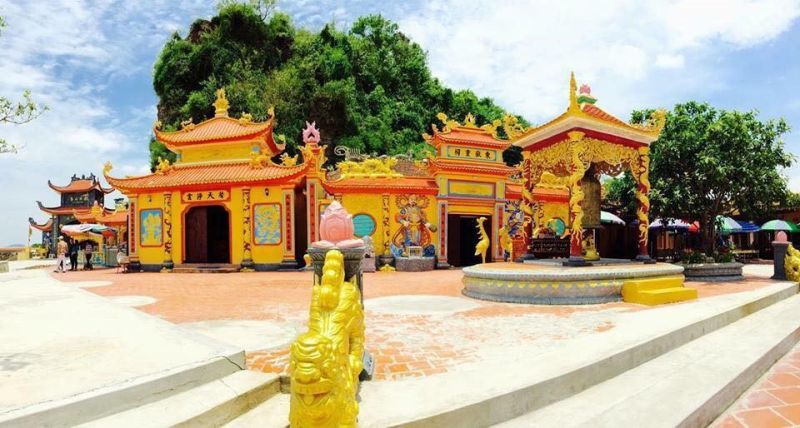 Den Ba De Tim Ve Chon Linh Thieng Va Huyen Bi 2